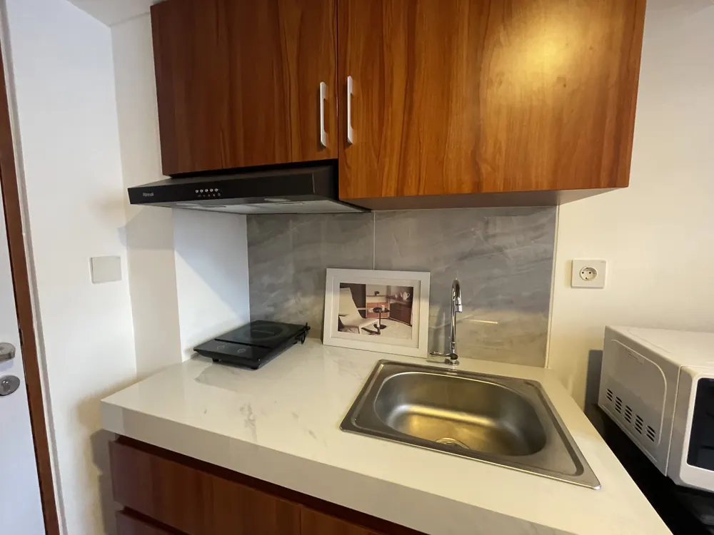 Kitchen counter with sink and hob